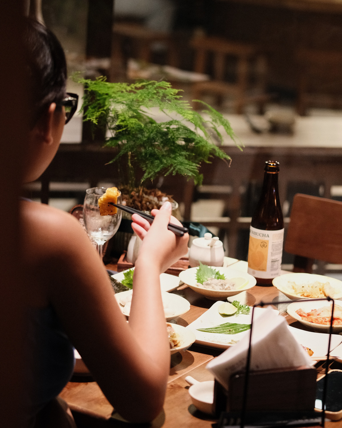 Cận cảnh ấm áp: ly rượu mơ đọng hơi nước, hoặc bàn tay chef trở xiên trên lửa